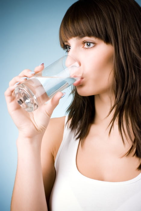 Picie czystej wody, pomaga dbać o zdrowie